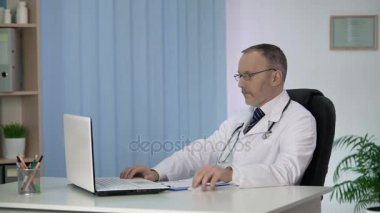 Tedavi yöntemleri laptop okuyan, yenilikçi yaklaşım tarafından şaşırtıcı doktor