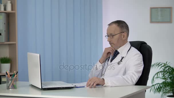 医生进行在线协商困难情况下，病人的思考 — 图库视频影像