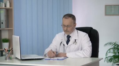 Hastaların tıbbi kaydında yazma doktor kameraya, klinik Hizmetleri arıyorsunuz