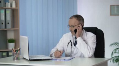 Hastalar testlerin sonuçlarını tartışıyor, öneriler telefonla yapma doktor
