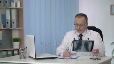 Akşam incelenmesi ve hasta akciğer açıklayan tarama ameliyattan önce x-ışını