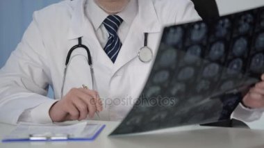 MRI her parçası scrutinizing doktor endişe nedeniyle olup olmadığını görmek için tarama