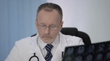 Beyin cerrahı önceki ile karşılaştırma için ameliyat sonrası MRI veri yazma