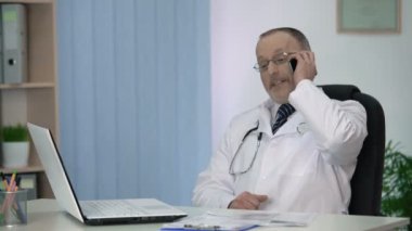 Deneyimli hekim tedavi metodları ve yaklaşımlar telefonla tartışıyor