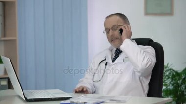 Özel klinik avantajları hakkında konuşan doktor davetkar hasta hastaneye