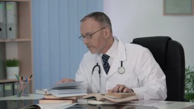 Ağır hasta hasta teşhis etmek için doktor tıbbi bilim edebiyat incelenmesi