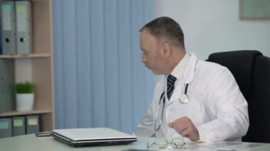 Kendini zor iş günü sonra güçlü içki izin yorgun erkek doktor