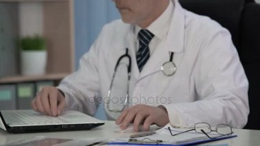Doktor, tıp dergisi için bilimsel makale yazma, dizüstü bilgisayar kullanarak bilimi