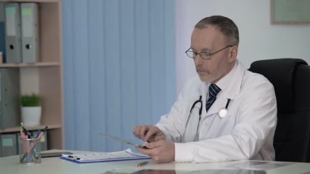 Médecin généraliste tenue de dossiers médicaux électroniques, médecine contemporaine — Video