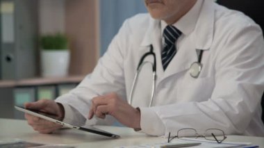 Tıbbi app tablet kaydırma doktor ilaç yenilikler hakkında bilgi edinmek için