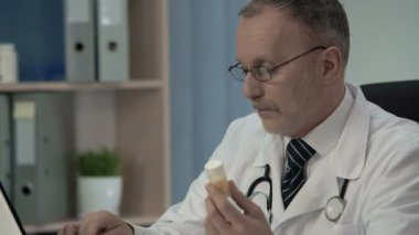 Danışmanlık hasta online, tavsiye vitamin hapları tutan karmaşık doktor