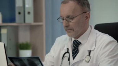 Xray görmek ve kanser hastaları harika kurtarma sevindirici onkolog