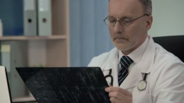 Hastanın boyun omur zayıflık teşhis x-ray arıyorum traumatologist
