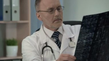 Eğitim kritik hasta hasta doktor MRI, hasar servikal omur bulma