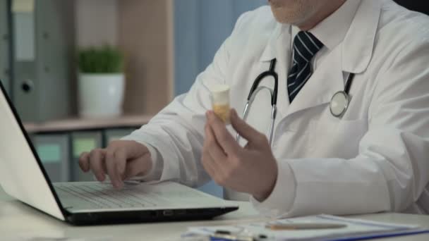 Doktor der medizinischen Wissenschaften fügt kürzlich erfundene Medizin zur medizinischen Datenbank hinzu — Stockvideo