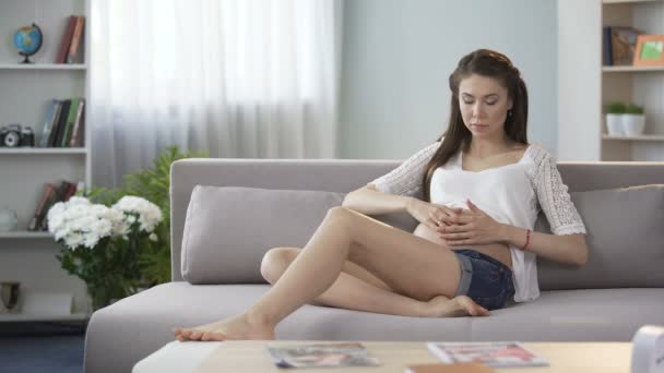 Erwartung weiblichen Reibens Bauch leicht, Blick gestört, Sorgen um die Gesundheit — Stockvideo