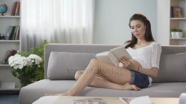 Aile albümü, mutlu çocukluk anıları fotoğraflarda bakarak anne-olmak