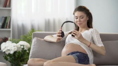 Mide, doğum öncesi Müzik Terapisi stimülasyon kulaklıklar koyarak hamile kadın