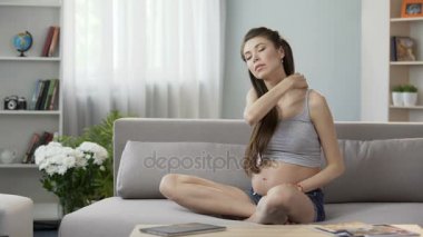 Gelecekte anne kanepe ve Masaj boyun ve omuzlar, üzerine oturan gergin kasları