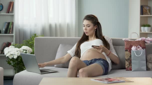 年轻孕妇打字数目信用卡在线支付的笔记本电脑上 — 图库视频影像