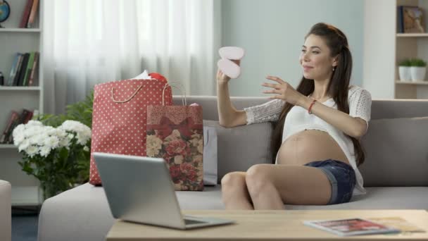 Mulher grávida sentada no sofá, tomando compras de sacos de compras, compras — Vídeo de Stock