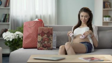 Gelecekte anne bebek patiği parmak koymak ile mide ve bacaklar merdivenlerinde yapma