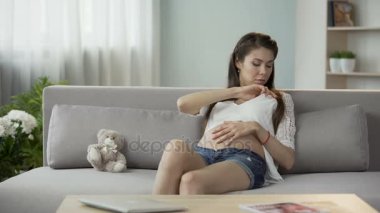 Koltuk altı, sonuçtan, sağlıklı memnun termometre alarak kadın bekliyor