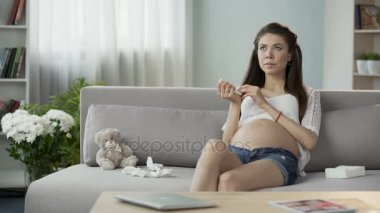 Gelecekte anne darbe tıkalı burun, dokulara kullanarak onu alın soğuk hissediyor