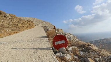 Eski kapalı ve tehlikeli için trafik yol işaretleri yasaklayan terk