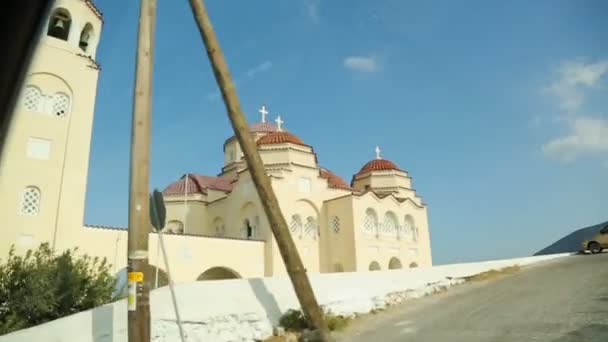 Küçük köyde Mesa Goniá Panagia Episkopi kilise araba penceresinden görüntülemek — Stok video