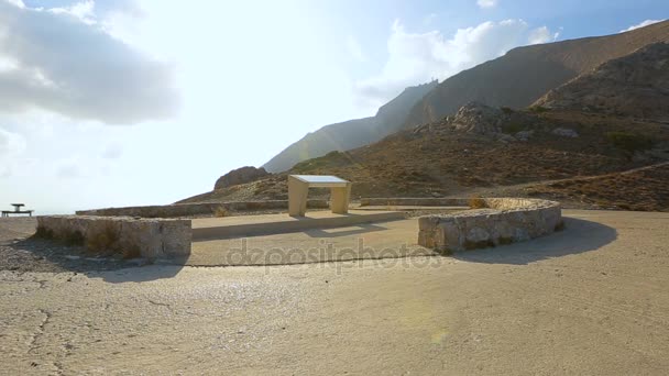 エーゲ海の海岸上の正方形の真ん中にテーブルのような石の記念碑のビュー — ストック動画