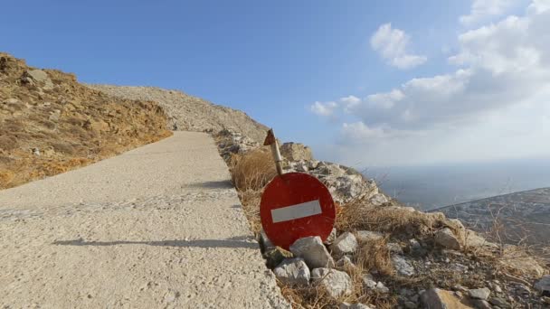 Abbandonato divieto di segnaletica su vecchie strade chiuse e pericolose per il traffico stradale — Video Stock