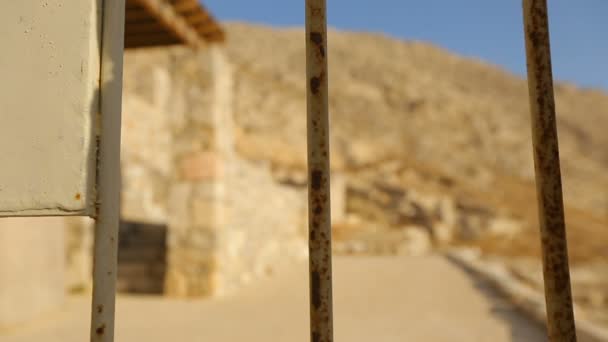 Rejilla de hierro que protege las ruinas del casco antiguo de turistas curiosos y excavadoras — Vídeos de Stock