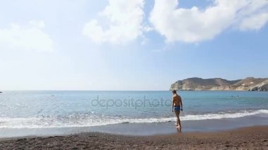 Sonsuz Ege denize dalış önce su çalışırken şort banyo ince adam