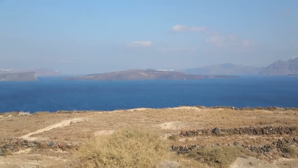 Hombre disfrutando de la libertad de su ser mirando el paisaje mágico de la isla de Santorini — Vídeos de Stock