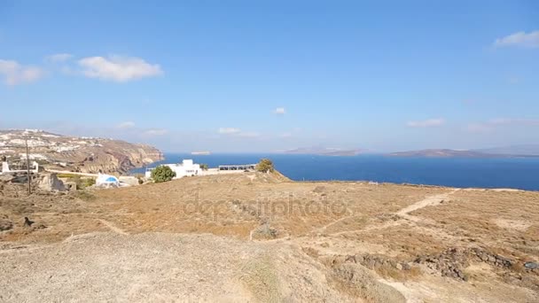 Vista panorámica de los pueblos situados en la cima de las colinas alrededor del mar Egeo, Santorini — Vídeos de Stock