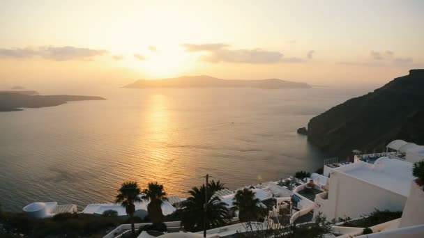 Coucher de soleil fatigué du soir pour passer la nuit derrière l'île au milieu de la mer Égée 