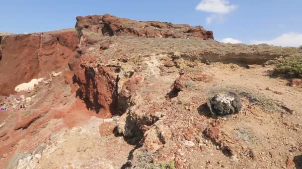 Vue de la célèbre plage avec un paysage unique de roches volcaniques rouges et noires — Video