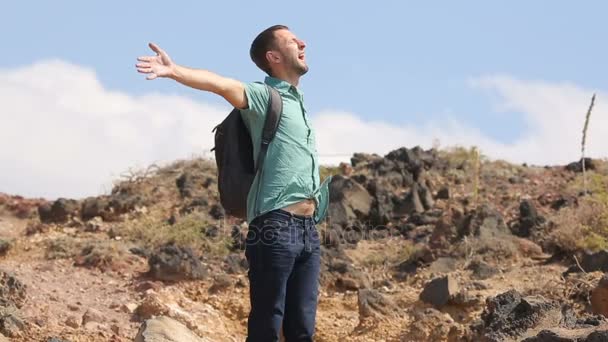 Turistické do jeho hrudi těší svou svobodu a nezávislost dýchat čerstvý vzduch — Stock video