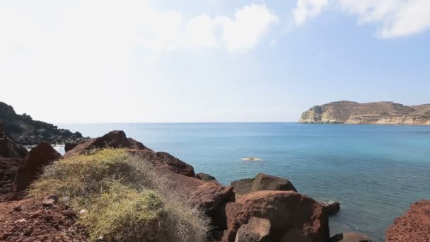Meleg nyári szél óvatosan nyomja kicsit bizonytalan hullámok az Égei-tenger partján — Stock videók