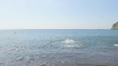 Mutlu erkek turist yayınlanmaya başlar yumuşak serin deniz mavi yüzey içine dalış ile