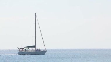 Derin deniz suya dalış adam etkin yaz dinlenme, yat tarafından yelken keyfi