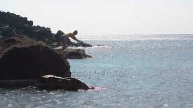 Cesur adam uçurumdan korkmadan, riskli aşırı atlama sorunlu denize dalış