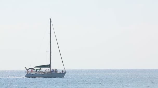Derin deniz suya dalış adam etkin yaz dinlenme, yat tarafından yelken keyfi — Stok video