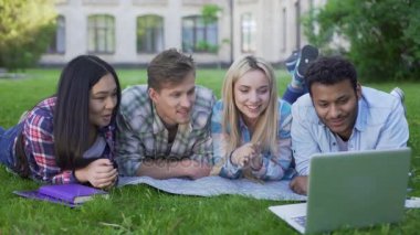 İzlerken ve dizüstü bilgisayar, öğrenciler komik video tartışılması çok ırklı arkadaşlar