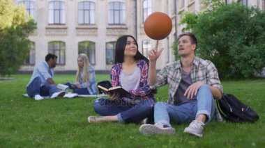 Güzel biracial öğrenci ilişki ile flört basketbol takımının kaptanı