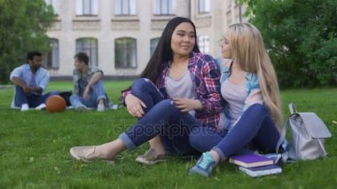 En iyi kolej ve konuşurken, destek ve dostluk yakınındaki Çimenlikte oturan arkadaşlar