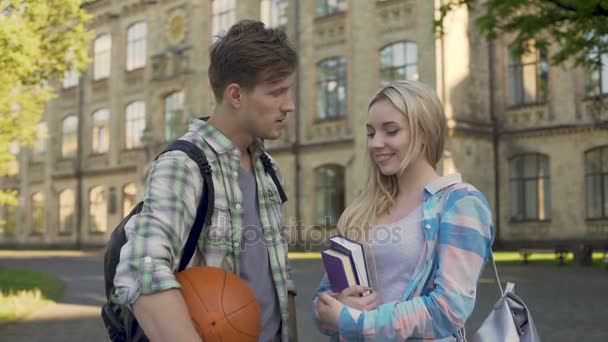 Chico coqueteando con bonita estudiante, proponiendo chica ir al cine — Vídeos de Stock