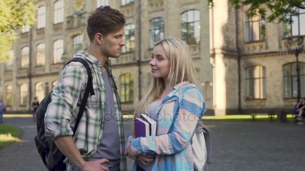 Couple debout près de l'académie et se regardant, l'amour et la relation — Video