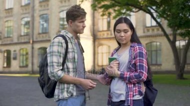 Öğrencisi üniversite, kavga, ayrılık yakınındaki Asya kız arkadaşıyla konuşmak çalışıyor